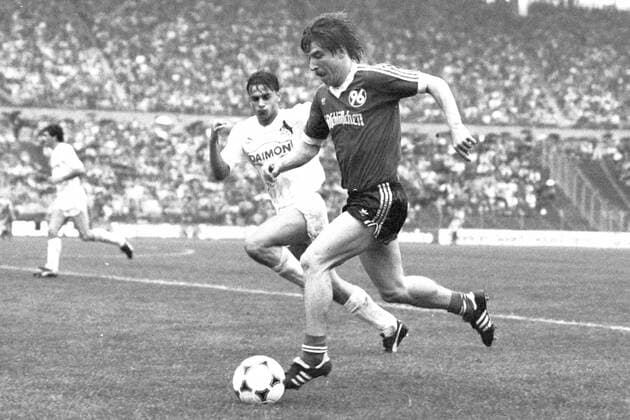 Aus 1. BL Saison 1985 1986 Hannover 96 - 1. FC Kâˆöâˆ‚ln 3:1 am 05.10.1095 im Niedersachsenstadion. Im Foto: Am Ball Han96 Spieler JâˆöÂºrgen Baier re. *** From 1 BL season 1985 1986 Hannover 96 1 FC Kâˆöâˆln 3 1 on 05 10 1095 in Niedersachsenstadion In photo On the ball Han96 player JâˆöÂºrgen Baier re.