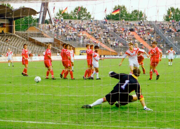 Aus 2. BL Saison 1990 91 Hannover 96 gegen Fortuna Köln 3:3 am 12.08.1990 im Niedersachsenstadion. Im Foto: Han96 Spieler Uwe Eckel gegen Fortuna TW Jacek Jarecki *** From 2 BL season 1990 91 Hannover 96 against Fortuna Cologne 3 3 on 12 08 1990 in the Niedersachsenstadion In the photo Han96 player Uwe Eckel against Fortuna TW Jacek Jarecki