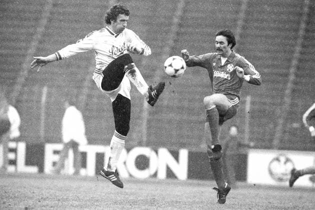 Aus 2.BL Saison 1984 1985 Hannover 96 (dunkles Trikot) gegen Fortuna Kâˆöâˆ‚ln 3:2 am 23.02.1985 im Niedersachsenstadion. Han96 Spieler ist Lars Beike re. *** From 2 BL season 1984 1985 Hannover 96 dark jersey against Fortuna Kâˆöâˆln 3 2 on 23 02 1985 in Niedersachsenstadion Han96 player is Lars Beike re