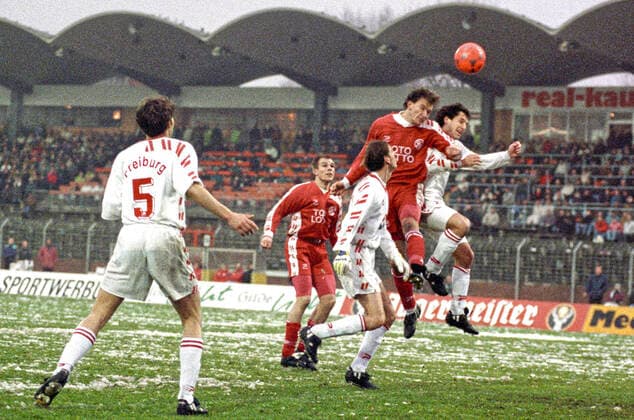 Aus 2. BL. Saison 1992 1993 am 06.02.1993 Hannover96 (Rot) gegen den SC Freiburg 0:2 im Niedersachsenstadion. Im Foto: Han96 Spieler sind Patrick Grün (Kopfball) und li. Michael Koch. *** From 2 BL season 1992 1993 on 06 02 1993 Hannover96 red against SC Freiburg 0 2 in Niedersachsenstadion In the photo Han96 players are Patrick Grün header and li Michael Koch