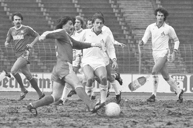 Aus Freundschaftsspiel Hannover 96 gegen den 1. FC Köln 0:3 am 20.03.1982 im Niedersachsenstadion. Im Foto: Han96 Spieler sind: am Ball Horst Kinkeldey und Peter Hayduk li. *** From friendly match Hannover 96 against 1 FC Köln 0 3 on 20 03 1982 in Niedersachsenstadion In the photo Han96 players are on the ball Horst Kinkeldey and Peter Hayduk li