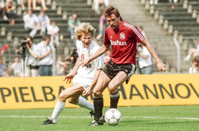 Han96 Spieler Karlheinz Geils re. Aus 1. BL Saison 1988-1989 Hannover 96 gegen den 1. FC Köln 2:2 am 20.05.1989 im Niedersachsenstadion. *** Han96 player Karlheinz Geils re from 1 BL season 1988 1989 Hannover 96 against 1 FC Köln 2 2 on 20 05 1989 at Niedersachsenstadion