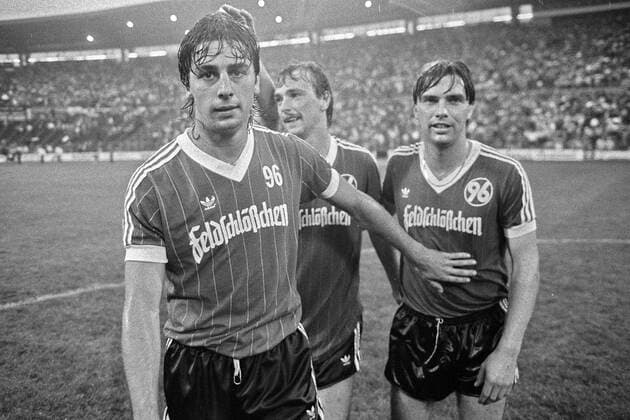 Aus 1. BL Saison 1985 1986 Hannover 96 - 1. FC Köln 3:1 am 05.10.1095 im Niedersachsenstadion. Im Foto: Gewonnen. Han96 Spieler v.li.: Siegfried Reich_Karsten Surmann und Wayne Thomas. *** From 1 BL season 1985 1986 Hannover 96 1 FC Köln 3 1 on 05 10 1095 in Niedersachsenstadion In the photo Won Han96 players from left Siegfried Reich Karsten Surmann and Wayne Thomas