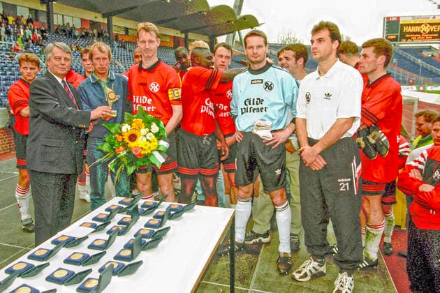Aus Reg. Liga Nord Saison 1996 1997 Hannover 96 (Rot) - RSV Gâˆöâˆ‚ttingen 05 0:0 am 04.05.1997 im Niedersachsenstadion. Im Foto: NFV PrâˆöÂßsident Engelbert Nelle âˆöÂºberreicht zur Ehrung des Gewinns der Meisterschaft Regionalliga 1996 97 den Meisterpokal an Han96 Trainer Reinhold Fanz und Kpt. Carsten Linke *** From Reg Liga Nord season 1996 1997 Hannover 96 Red RSV Gâˆöâˆttingen 05 0 0 on 04 05 1997 in the Niedersachsenstadion In the photo NFV PrâˆöÂßsident Engelbert Nelle âˆöÂºhands the championship trophy to Han96 coach Reinhold Fanz and Kpt Carsten Linke in honor of winning the championship Regionalliga 1996 97.