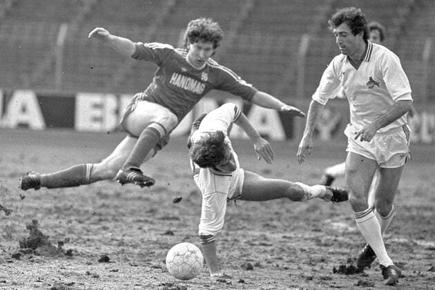 Aus Freundschaftsspiel Hannover 96 gegen den 1. FC Kâˆöâˆ‚ln 0:3 am 20.03.1982 im Niedersachsenstadion. Im Foto: Han96 Spieler ist Dieter Schatzschneider li. *** From friendly match Hannover 96 against 1 FC Kâˆöâˆln 0 3 on 20 03 1982 in Niedersachsenstadion In the photo Han96 player is Dieter Schatzschneider li