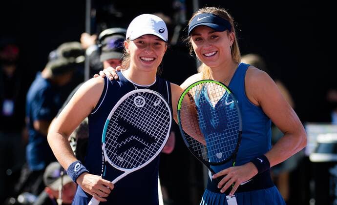 Sport Bilder des Tages Mandatory Credit: Photo by Rob Prange Shutterstock (12596813e) Iga Swiatek of Poland & Paula Badosa of Spain ahead of the third round robin match at the 2021 Akron WTA, Tennis Damen Finals Guadalajara WTA tennis tournament Akron WTA Finals, Day 6, Tennis, Panamerican Tennis Center Guadalajara, Mexico - 15 Nov 2021 Akron WTA Finals, Day 6, Tennis, Panamerican Tennis Center Guadalajara, Mexico - 15 Nov 2021  Copyright: xRobxPrange Shutterstockx 12596813e