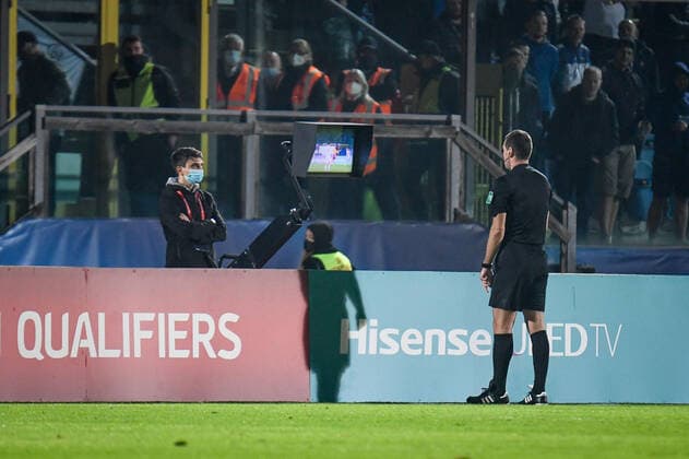 Fußball, WM Quali, San Marino - England November 15, 2021, San Marino, Republic of San Marino: The referee of the match Rade Obrenovic at the VAR during the FIFA World Cup, WM, Weltmeisterschaft, Fussball Qatar 2022 World Cup qualifiers - San Marino vs England at the San Marino Stadium in San Marino, Republic of San Marino, 15 November 2021.ANSA ETTORE GRIFFONI FIFA World Cup; Qatar 2022 World Cup qualifiers - San Marino vs England - ZUMAa110 20211115_zaf_a110_107 Copyright: xEttorexGriffonix