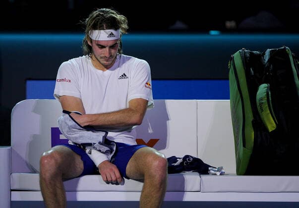 Mandatory Credit: Photo by Ella Ling Shutterstock (12603333dc) Stefanos Tsitsipas of Greece feels his elbow Nitto ATP, Tennis Herren World Tour Finals, Day 2, Tennis, Pala Alpitour, Turin, Italy - 15 Nov 2021 Nitto ATP World Tour Finals, Day 2, Tennis, Pala Alpitour, Turin, Italy - 15 Nov 2021  Copyright: xEllaxLing Shutterstockx 12603333dc