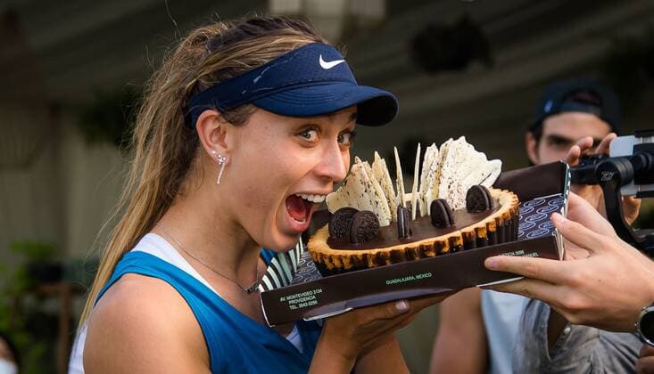 Mandatory Credit: Photo by Rob Prange Shutterstock (12596813af) Paula Badosa of Spain receives a birthday cake at the 2021 Akron WTA, Tennis Damen Finals Guadalajara WTA tennis tournament Akron WTA Finals, Day 6, Tennis, Panamerican Tennis Center Guadalajara, Mexico - 15 Nov 2021 Akron WTA Finals, Day 6, Tennis, Panamerican Tennis Center Guadalajara, Mexico - 15 Nov 2021  Copyright: xRobxPrange Shutterstockx 12596813af