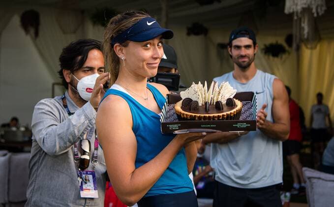 Mandatory Credit: Photo by Rob Prange Shutterstock (12596813ah) Paula Badosa of Spain receives a birthday cake at the 2021 Akron WTA, Tennis Damen Finals Guadalajara WTA tennis tournament Akron WTA Finals, Day 6, Tennis, Panamerican Tennis Center Guadalajara, Mexico - 15 Nov 2021 Akron WTA Finals, Day 6, Tennis, Panamerican Tennis Center Guadalajara, Mexico - 15 Nov 2021  Copyright: xRobxPrange Shutterstockx 12596813ah