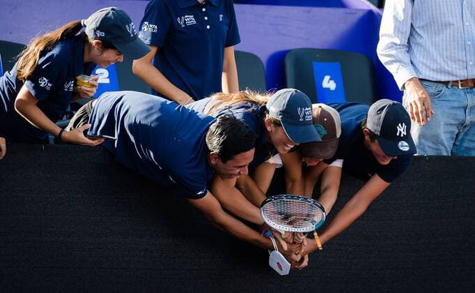 Mandatory Credit: Photo by Rob Prange Shutterstock (12596813cj) Iga Swiatek of Poland gifts fans a racket after the third round robin match at the 2021 Akron WTA, Tennis Damen Finals Guadalajara WTA tennis tournament Akron WTA Finals, Day 6, Tennis, Panamerican Tennis Center Guadalajara, Mexico - 15 Nov 2021 Akron WTA Finals, Day 6, Tennis, Panamerican Tennis Center Guadalajara, Mexico - 15 Nov 2021  Copyright: xRobxPrange Shutterstockx 12596813cj