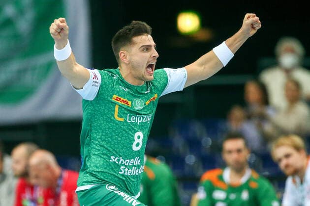 Leipzig, 14.11.2021, QUARTERBACK Immobilien ARENA Leipzig, Handball, Männer, Saison 2021 2022, LIQUI MOLY HBL, 11. Spieltag , SC DHfK - HSG Wetzlar 30:26 (14:12) , Im Bild v.l.: Lucas Krzikalla (8, Leipzig) jubelt , *** Leipzig, 14 11 2021, QUARTERBACK Immobilien ARENA Leipzig, handball, men, 2021 2022 season, LIQUI MOLY HBL, Matchday 11 , SC DHfK HSG Wetzlar 30 26 14 12 , Pictured v l Lucas Krzikalla 8, Leipzig cheers ,