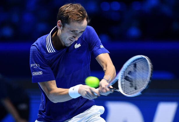 November 16, 2021, Turin, Italy: Daniil Medvedev of Russia returns the ball during the match against Alexander Zverev of German at the Nitto ATP, Tennis Herren Finals in Turin, Italy, 16 November 2021.ANSA ALESSANDRO DI MARCO ATP Finals in Turin  - ZUMAa110 20211116_zaf_a110_026 Copyright: xAlessandroxDixMarcox