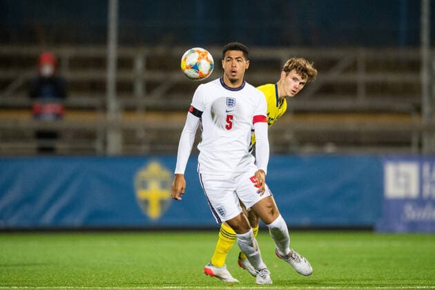 Fußball, U18 EM-Quali, Schweden - England 211116 Levi Colwill of England and Yasin Ayari of Sweden during the UEFA European U18 Qualifier football match between Sweden and England on November 16, 2021 in Stockholm. Photo: Maxim Thore BILDBYRAN kod MT MT0254 fotboll football soccer fotball uefa european under-18 qualifier sweden - england bbeng em-kval Copyright: MAXIMxTHORE BB211116MT024