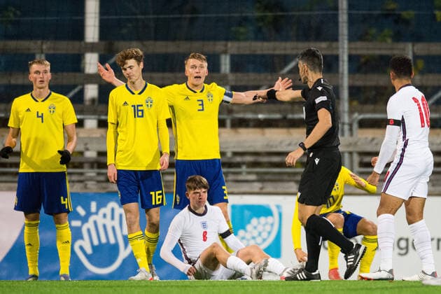 Fußball, U18 EM-Quali, Schweden - England 211116 Casper Widell of Sweden reacts when Alex Scott of England is given a penalty during the UEFA European U18 Qualifier football match between Sweden and England on November 16, 2021 in Stockholm. Photo: Maxim Thore BILDBYRAN kod MT MT0254 fotboll football soccer fotball uefa european under-18 qualifier sweden - england bbeng em-kval Copyright: MAXIMxTHORE BB211116MT027