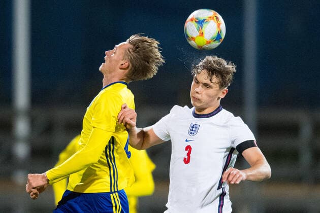 Fußball, U18 EM-Quali, Schweden - England 211116 Oscar Wilhelmsson of Sweden and Callum Doyle of England during the UEFA European U18 Qualifier football match between Sweden and England on November 16, 2021 in Stockholm. Photo: Maxim Thore BILDBYRAN kod MT MT0254 fotboll football soccer fotball uefa european under-18 qualifier sweden - england bbeng em-kval Copyright: MAXIMxTHORE BB211116MT034