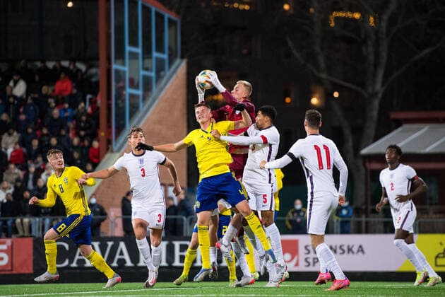 Fußball, U18 EM-Quali, Schweden - England 211116 Elias Olsson of Sweden in action with goalkeeper Matthew Cox of England during the UEFA European U18 Qualifier football match between Sweden and England on November 16, 2021 in Stockholm. Photo: Maxim Thore BILDBYRAN kod MT MT0254 fotboll football soccer fotball uefa european under-18 qualifier sweden - england bbeng em-kval Copyright: MAXIMxTHORE BB211116MT036