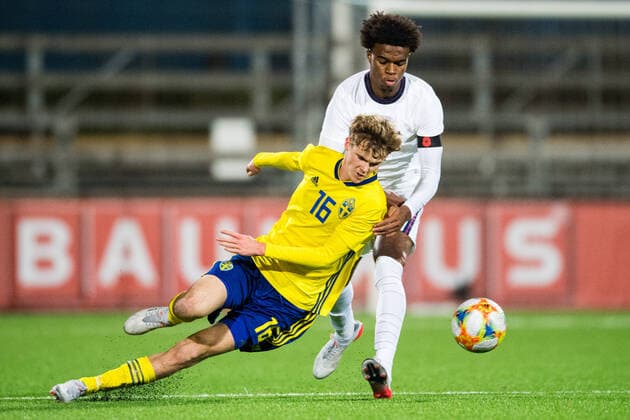 Fußball, U18 EM-Quali, Schweden - England 211116 Williot Swedberg of Sweden and Carney Chuckwuemeka of England during the UEFA European U18 Qualifier football match between Sweden and England on November 16, 2021 in Stockholm. Photo: Maxim Thore BILDBYRAN kod MT MT0254 fotboll football soccer fotball uefa european under-18 qualifier sweden - england bbeng em-kval Copyright: MAXIMxTHORE BB211116MT038
