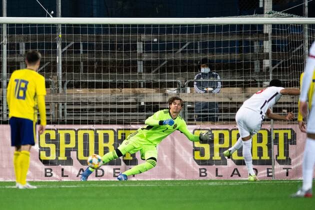 Fußball, U18 EM-Quali, Schweden - England 211116 Goalkeeper Melker Ellborg of Sweden lets in a penalty kick from Dane Scarlett of England during the UEFA European U18 Qualifier football match between Sweden and England on November 16, 2021 in Stockholm. Photo: Maxim Thore BILDBYRAN kod MT MT0254 fotboll football soccer fotball uefa european under-18 qualifier sweden - england bbeng em-kval Copyright: MAXIMxTHORE BB211116MT051