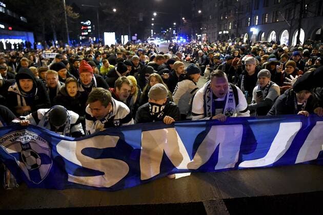 Fußball, WM Quali, Finnland Fans in Helsinki vor dem Spiel gegen Frankreich Supporters of the Team Finland football squad kneel during their march to the Olympic Stadium before the football Group D World Cup qualification match Finland vs France at the Helsinki Olympic Stadium in Helsinki, Finland on Tuesday, 16th Nov., 2021. Helsinki Finland LKFTJ20211116200653BUHC  Copyright: xJussixNukarix