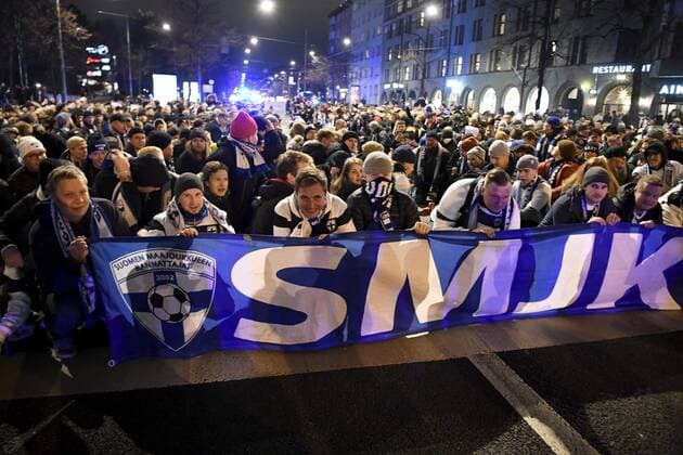 Fußball, WM Quali, Finnland Fans in Helsinki vor dem Spiel gegen Frankreich Supporters of the Team Finland football squad kneel down during their march to the Olympic Stadium before the football Group D World Cup qualification match Finland vs France at the Helsinki Olympic Stadium in Helsinki, Finland on Tuesday, 16th Nov., 2021. Helsinki Finland LKFTJ20211116200652FDSJ  Copyright: xJussixNukarix
