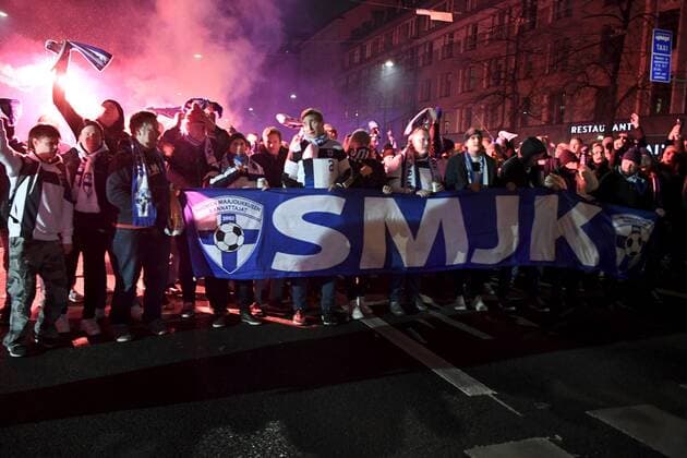 Fußball, WM Quali, Finnland Fans in Helsinki vor dem Spiel gegen Frankreich Supporters of the Team Finland football squad light flares during their march to the Olympic Stadium before the football Group D World Cup qualification match Finland vs France at the Helsinki Olympic Stadium in Helsinki, Finland on Tuesday, 16th Nov., 2021. Helsinki Finland LKFTJ20211116200722KDFD  Copyright: xJussixNukarix