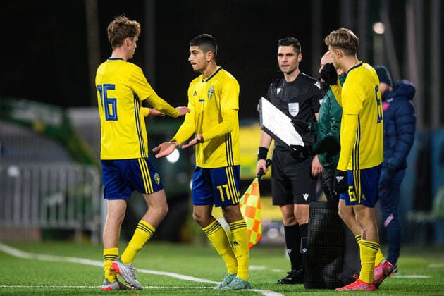 Fußball, U18 EM-Quali, Schweden - England 211116 Williot Swedberg and Peter Amoran of Sweden change during the UEFA European U18 Qualifier football match between Sweden and England on November 16, 2021 in Stockholm. Photo: Maxim Thore BILDBYRAN kod MT MT0254 fotboll football soccer fotball uefa european under-18 qualifier sweden - england bbeng em-kval Copyright: MAXIMxTHORE BB211116MT052