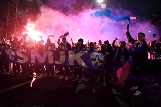Fußball, WM Quali, Finnland Fans in Helsinki vor dem Spiel gegen Frankreich Supporters of the Team Finland football squad light flares during their march to the Olympic Stadium before the football Group D World Cup qualification match Finland vs France at the Helsinki Olympic Stadium in Helsinki, Finland on Tuesday, 16th Nov., 2021. Helsinki Finland LKFTJ20211116200743DZAF  Copyright: xJussixNukarix