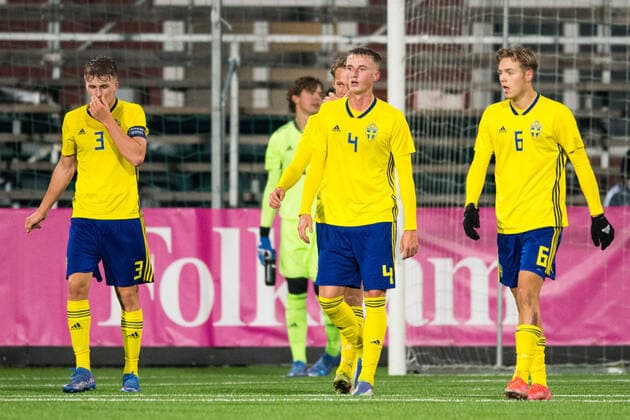 Fußball, U18 EM-Quali, Schweden - England 211116 Casper Widell, Elias Olsson and Ludvig Navik of Sweden looks dejected after the 0-2 goal during the UEFA European U18 Qualifier football match between Sweden and England on November 16, 2021 in Stockholm. Photo: Maxim Thore BILDBYRAN kod MT MT0254 fotboll football soccer fotball uefa european under-18 qualifier sweden - england bbeng em-kval depp Copyright: MAXIMxTHORE BB211116MT054