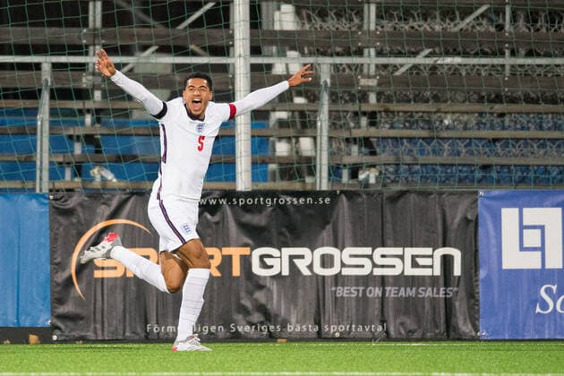Fußball, U18 EM-Quali, Schweden - England 211116 Levi Colwill of England celebrates after the 0-2 goal during the UEFA European U18 Qualifier football match between Sweden and England on November 16, 2021 in Stockholm. Photo: Maxim Thore BILDBYRAN kod MT MT0254 fotboll football soccer fotball uefa european under-18 qualifier sweden - england bbeng em-kval jubel Copyright: MAXIMxTHORE BB211116MT056