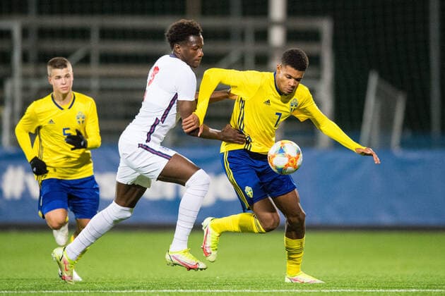 Fußball, U18 EM-Quali, Schweden - England 211116 Daniel Oyegoke of England and Emil Roback of Sweden during the UEFA European U18 Qualifier football match between Sweden and England on November 16, 2021 in Stockholm. Photo: Maxim Thore BILDBYRAN kod MT MT0254 fotboll football soccer fotball uefa european under-18 qualifier sweden - england bbeng em-kval Copyright: MAXIMxTHORE BB211116MT057