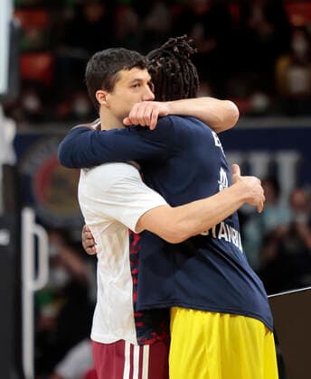 16.11.2021, Euroleague FC Bayern Basketball vs Fenerbahce Istanbul, im Bild: Vladimir Lucic (FCB Basketball) und Devin Booker (Fenerbahce)