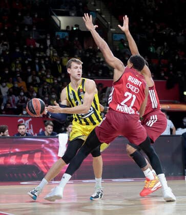16.11.2021, Euroleague FC Bayern Basketball vs Fenerbahce Istanbul, im Bild: Jan Vesely (Fenerbahce) vs Augustine Rubit (FCB Basketball)