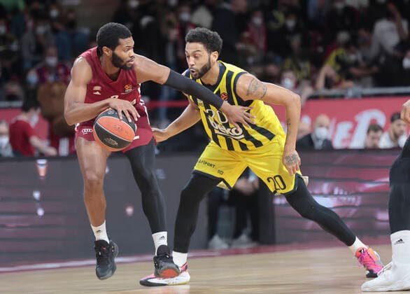 16.11.2021, Euroleague FC Bayern Basketball vs Fenerbahce Istanbul, im Bild: Corey Walden (FCB Basketball) vs Pierria Henry (Fenerbahce)