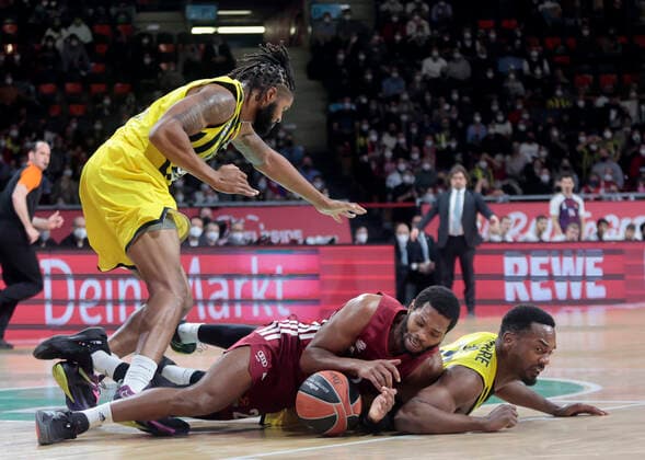 16.11.2021, Euroleague FC Bayern Basketball vs Fenerbahce Istanbul, im Bild: Devin Booker (Fenerbahce), Corey Walden (FCB Basketball) und Pierria Henry (Fenerbahce)