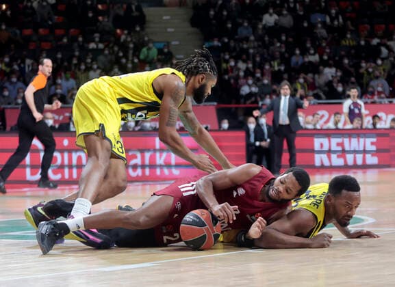 Sport Bilder des Tages 16.11.2021, Euroleague FC Bayern Basketball vs Fenerbahce Istanbul, im Bild: Devin Booker (Fenerbahce), Corey Walden (FCB Basketball) und Pierria Henry (Fenerbahce)