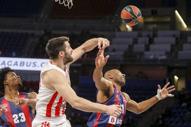Basketball, Euroleague, Bitci Baskonia Vitoria Gasteiz - Roter Stern Belgrad Baskonia s Uruguayan guard Jayson Granger (R) in action against Crvena Zvezda s guard Stefan Markovic (C) during the Euroleague game between Bitci Baskonia and Crvena Zvezda at Fernando Buesa Arena pavilion in Vitoria, Basque Country, Spain, 16 November 2021. Bitci Baskonia - Crvena Zvezda !ACHTUNG: NUR REDAKTIONELLE NUTZUNG!  Copyright: xDavidxAguilarx GRAF4092 20211116-9065e8fa7d7765c751042a017bf5d5c47f797f55
