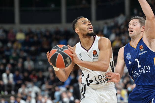 Elie Okobo (asvel) vs Fabien Causeur (real madrid) BASKETBALL : LDLC ASVEL vs Real Madrid - Euroleague - 16 11 2021 FredericChambert Panoramic 