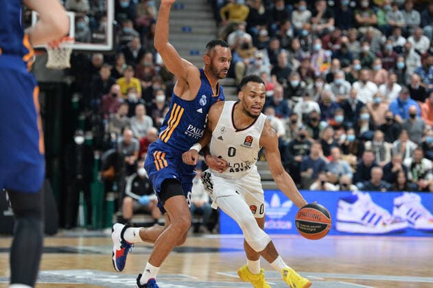 Elie Okobo (asvel) vs Adam Hanga (real madrid) BASKETBALL : LDLC ASVEL vs Real Madrid - Euroleague - 16 11 2021 FredericChambert Panoramic 
