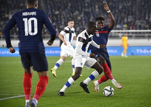 Fußball, WM Quali, Finnland - Frankreich Finland s Glen Kamara fights for the ball with France s Aurelien Tchouameni (8) during the FIFA World Cup, WM, Weltmeisterschaft, Fussball Qatar 2022 Group D qualification match Finland vs France at the Helsinki Olympic Stadium in Helsinki, Finland on Tuesday, 16th Nov., 2021, left French Kylian Mbappe. Helsinki Finland LKFTJK20211116214529OPTY  Copyright: xMarkkuxUlanderx