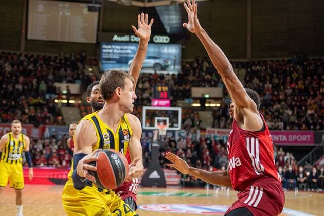 Jan Vesely 24 (Fenerbahce), Nick Weiler-Babb 0 (FC Bayern), FC Bayern Basketball vs. Fenerbahce Istanbul, Euroleague, 16.11.2021 Muenchen Bayern Deutschland