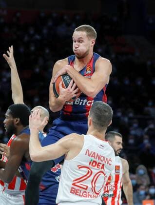 Basketball, Euroleague, Bitci Baskonia Vitoria Gasteiz - Roter Stern Belgrad Baskonia s forward Tadas Sedekerskis (C) in action against Crvena Zvezda s guard Nikola Ivanovic (R) during the Euroleague game between Bitci Baskonia and Crvena Zvezda at Fernando Buesa Arena pavilion in Vitoria, Basque Country, Spain, 16 November 2021. Bitci Baskonia - Crvena Zvezda !ACHTUNG: NUR REDAKTIONELLE NUTZUNG!  Copyright: xDavidxAguilarx GRAF4171 20211116-af87d76a7eb22026f960463e4ae0a6a0849d692f