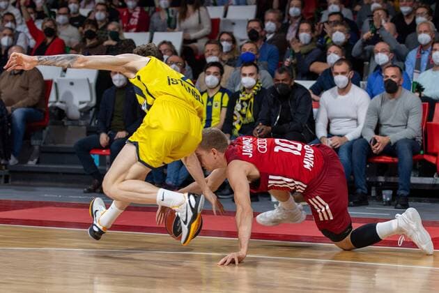Sehmus Hazer 2 (Fenerbahce), Ognjen Jaramaz 10 (FC Bayern), FC Bayern Basketball vs. Fenerbahce Istanbul, Euroleague, 16.11.2021 Muenchen Bayern Deutschland