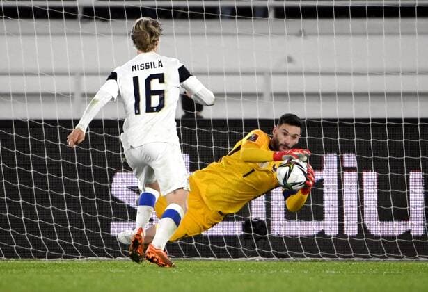 Fußball, WM Quali, Finnland - Frankreich France s goalkeeper Hugo Lloris makes a save on Finland s Urho Nissilä during the FIFA World Cup, WM, Weltmeisterschaft, Fussball Qatar 2022 Group D qualification match Finland vs France at the Helsinki Olympic Stadium in Helsinki, Finland on Tuesday, 16th Nov., 2021. Helsinki Finland LKFTJK20211116221249PDEP  Copyright: xMarkkuxUlanderx