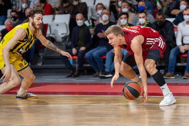 Sehmus Hazer 2 (Fenerbahce), Ognjen Jaramaz 10 (FC Bayern), FC Bayern Basketball vs. Fenerbahce Istanbul, Euroleague, 16.11.2021 Muenchen Bayern Deutschland