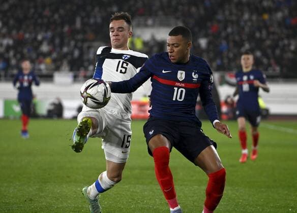 Fußball, WM Quali, Finnland - Frankreich Finland s Leo Väisänen (L, 15) with France s Kylian Mbappe during the FIFA World Cup, WM, Weltmeisterschaft, Fussball Qatar 2022 Group D qualification match Finland vs France at the Helsinki Olympic Stadium in Helsinki, Finland on Tuesday, 16th Nov., 2021 Helsinki Finland LKFTJK20211116222313BCFP  Copyright: xMarkkuxUlanderx