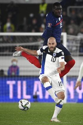 Fußball, WM Quali, Finnland - Frankreich Finland s Teemu Pukki (10) vies for the ball with France s Kurt Zouma during the FIFA World Cup, WM, Weltmeisterschaft, Fussball Qatar 2022 Group D qualification match Finland vs France at the Helsinki Olympic Stadium in Helsinki, Finland on Tuesday, 16th Nov., 2021 Helsinki Finland LKFTJK20211116222057AXPD  Copyright: xMarkkuxUlanderx