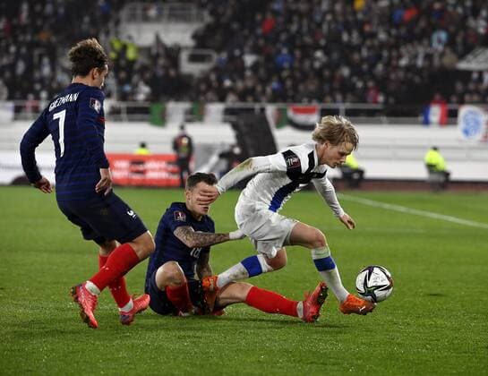 Fußball, WM Quali, Finnland - Frankreich Finland s Urho Nissilä dribbles past France s Antoine Griezmann (L) and Lucas Digne during the FIFA World Cup, WM, Weltmeisterschaft, Fussball Qatar 2022 Group D qualification match Finland vs France at the Helsinki Olympic Stadium in Helsinki, Finland on Tuesday, 16th Nov., 2021. Helsinki Finland LKFTJK20211116222336UXWI  Copyright: xMarkkuxUlanderx
