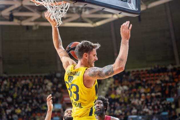 Achille Polonara 33 (Fenerbahce), dunk, FC Bayern Basketball vs. Fenerbahce Istanbul, Euroleague, 16.11.2021 Muenchen Bayern Deutschland