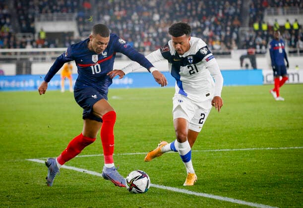 Fußball, WM Quali, Finnland - Frankreich Kylian Mbappé of France and Nicholas Hämäläinen of Finland during their FIFA World Cup, WM, Weltmeisterschaft, Fussball Qualifier group D match Finland - France at the Helsinki Olympic Stadium on 16 November 2021 in Helsinki, Finland. (Kalle Parkkinen Newspix24)  Copyright: xKallexParkkinenx np2416092513243
